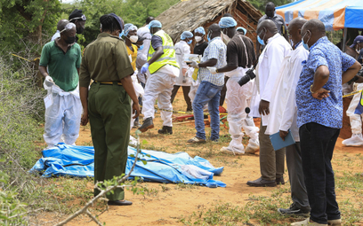 Kenijscy detektywi i eksperci ds. kryminalistyki badają ekshumowane ciała