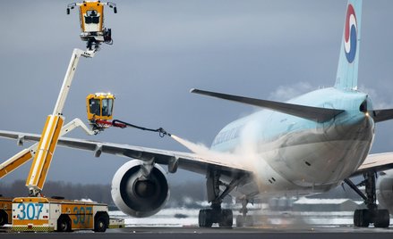 W Amsterdamie trzeba było sprowadzać dodatkowe ilości płynu do odladzania samolotów