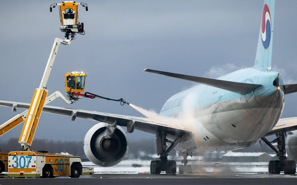 W Amsterdamie trzeba było sprowadzać dodatkowe ilości płynu do odladzania samolotów