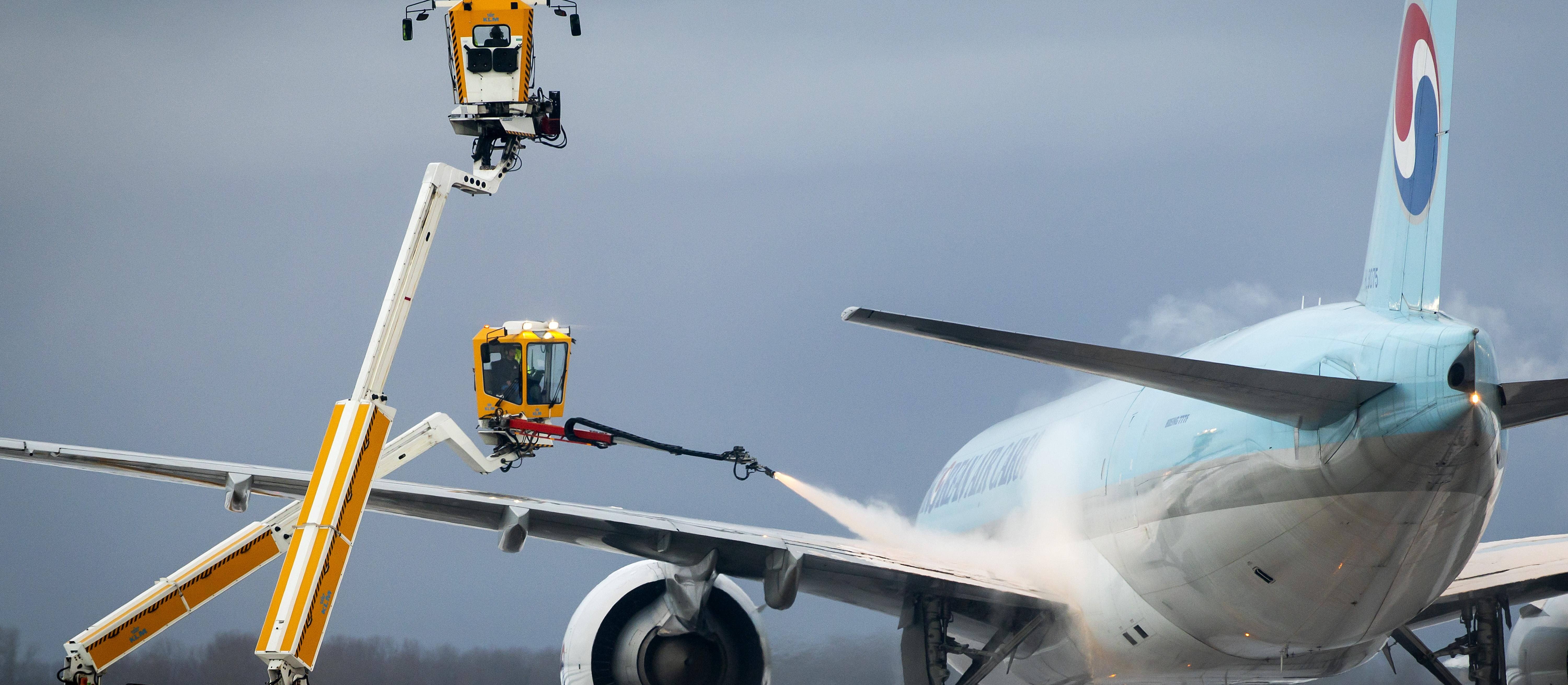 Zima paraliżuje Amsterdam, Brukselę, Paryż. Czerwone alerty i chaos na lotniskach i dworcach