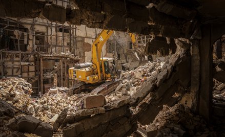 Ciężki sprzęt podczas prac w ruinach budynku mieszkalnego, zburzonego w wyniku ataku Izraela na Bejr