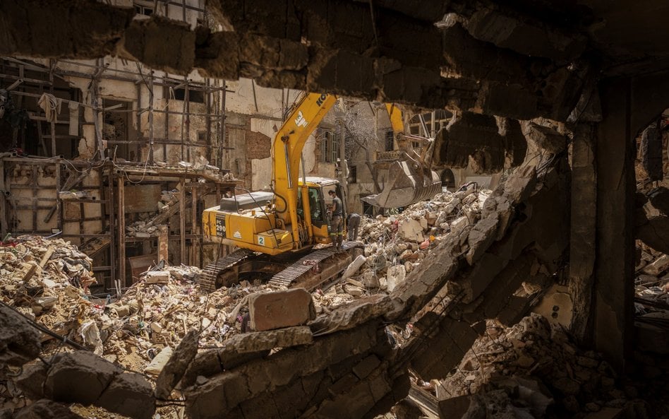 Ciężki sprzęt podczas prac w ruinach budynku mieszkalnego, zburzonego w wyniku ataku Izraela na Bejr