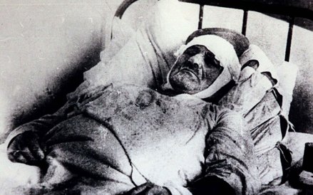 Jedna z ofiar pogromu na szpitalnym, żeliwnym łóżku