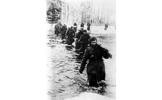 Niemieckie oddziały przeprawiają się przez rzekę po walkach w kotle demiańskim