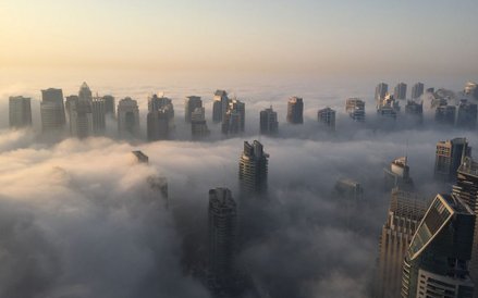 Widok panoramy Dubaju pokrytego poranną mgłą