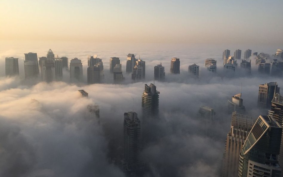 Widok panoramy Dubaju pokrytego poranną mgłą