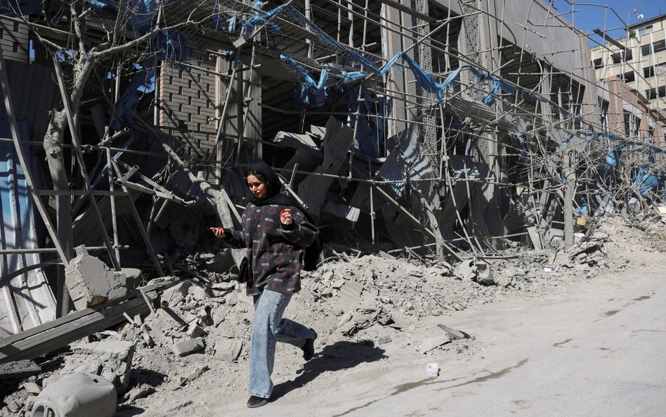 Zniszczony w amerykańsko-izraelskim ataku posterunek w Teheranie