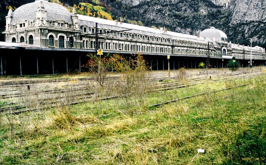 1993 rok, nieużywane i zarośnięte torowisko przy dawnym dworcu.