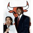 Rok 1988. Michael Jordan i generalny menedżer Chicago Bulls Jerry Krause w chwilę po podpisaniu nowe