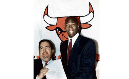 Rok 1988. Michael Jordan i generalny menedżer Chicago Bulls Jerry Krause w chwilę po podpisaniu nowe