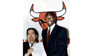 Rok 1988. Michael Jordan i generalny menedżer Chicago Bulls Jerry Krause w chwilę po podpisaniu nowe