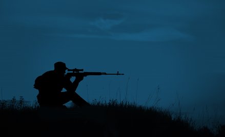 Strzał snajperski nie narusza konstytucyjnego prawa do ochrony życia.