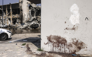 Atak Hamasu z 7 października zaskoczył Izrael (na zdjęciu krew na murze zniszczonego posterunku poli