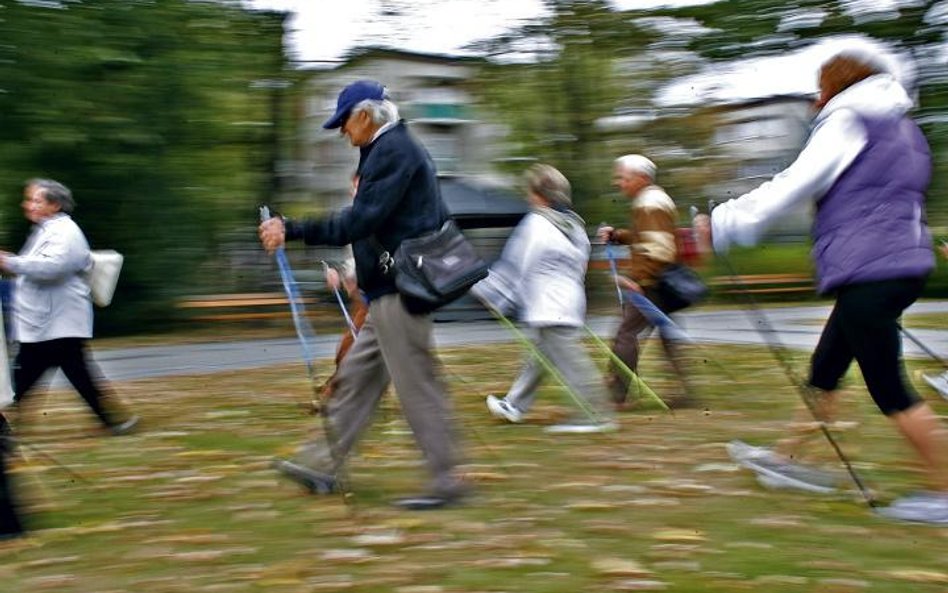 Sympatycy nordic walking podczas Magicznego Spaceru przemierzą czterokilometrową trasę