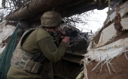 Ukraiński żołnierz na pozycji obronnej