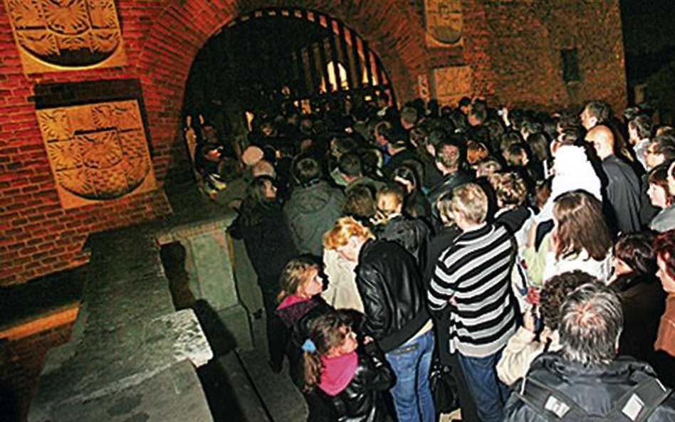 Tłum pojawił się przed wejściem długo przed otwarciem krypty dla publiczności