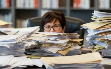 Urząd miasta pozostanie przy stertach papierów. Instytucje nie mogą się dogadać