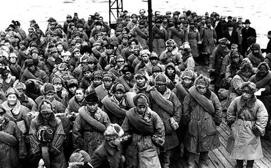 Japońscy żołnierze powracający z Syberii, 1946 r. W pierwszej fazie Rosjanie zwolnili jedynie niezdo