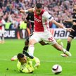 Ajax w pierwszym półfinale Ligi Europejskiej wygrał z Olympique Lyon 4:1. Bramkarza rywali mija Haki