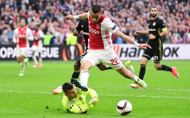 Ajax w pierwszym półfinale Ligi Europejskiej wygrał z Olympique Lyon 4:1. Bramkarza rywali mija Haki