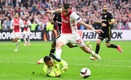 Ajax w pierwszym półfinale Ligi Europejskiej wygrał z Olympique Lyon 4:1. Bramkarza rywali mija Haki