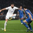 Czy w przypadku awansu Polska zagra na Euro 2024 z Francją? Na zdjęciu: Olivier Giroud w walce z obr