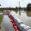 Układanie worków z piaskiem w Oławie, 18 września 2024 r.