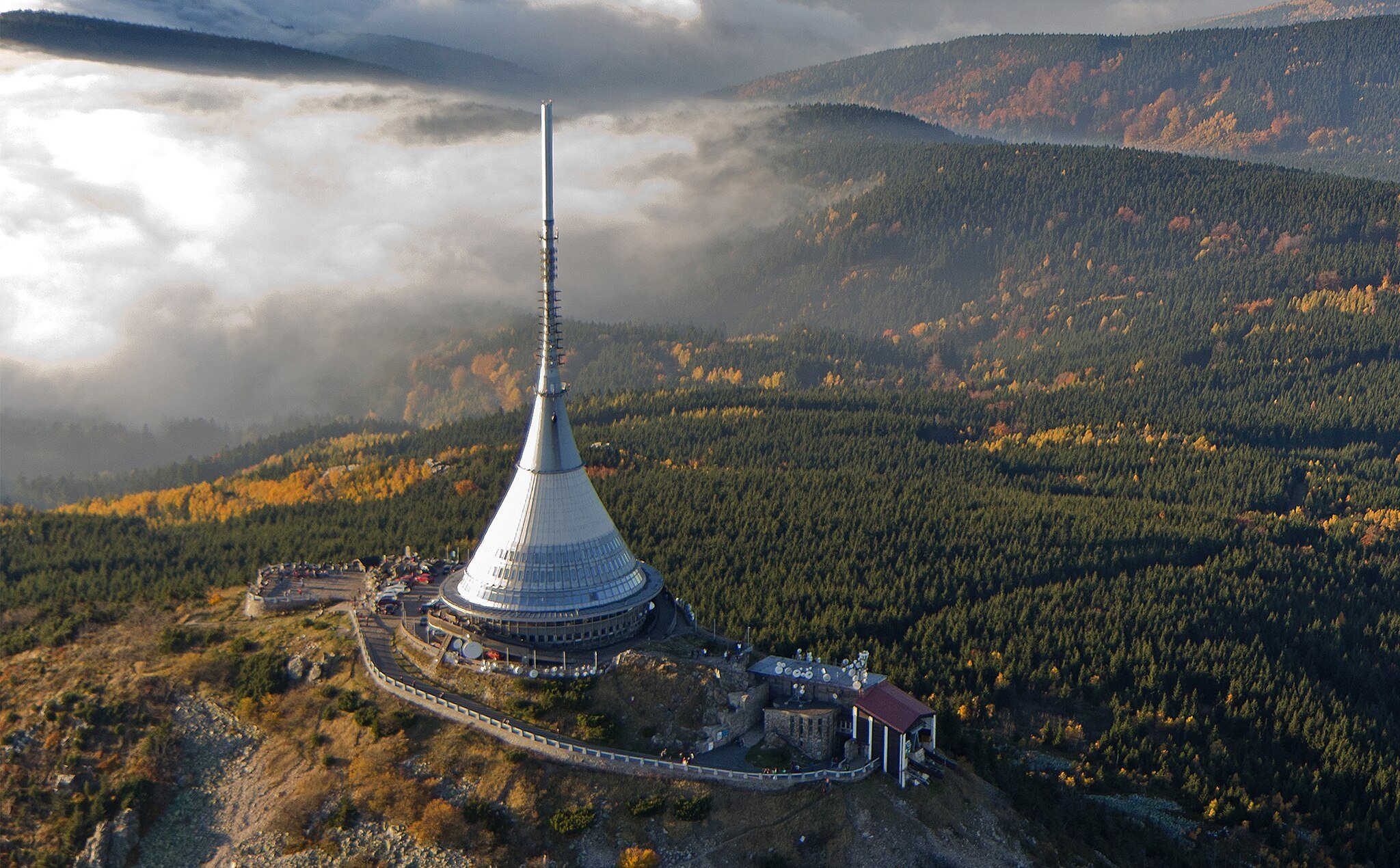Futurystyczny hotel w Sudetach na sprzedaż. To ikona XX-wiecznego socmodernizmu