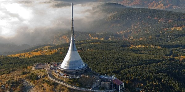 Futurystyczny hotel w Sudetach na sprzedaż. To ikona XX-wiecznego socmodernizmu