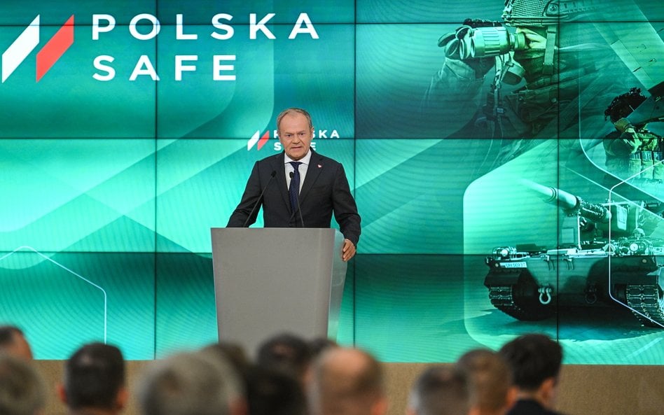 Premier Donald Tusk przemawia podczas uroczystości podpisania umowy pożyczkowej w ramach programu SA