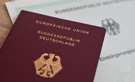 Jeden turysta, dwa paszporty na różne kraje? To możliwe – przyznaje niemiecki sąd