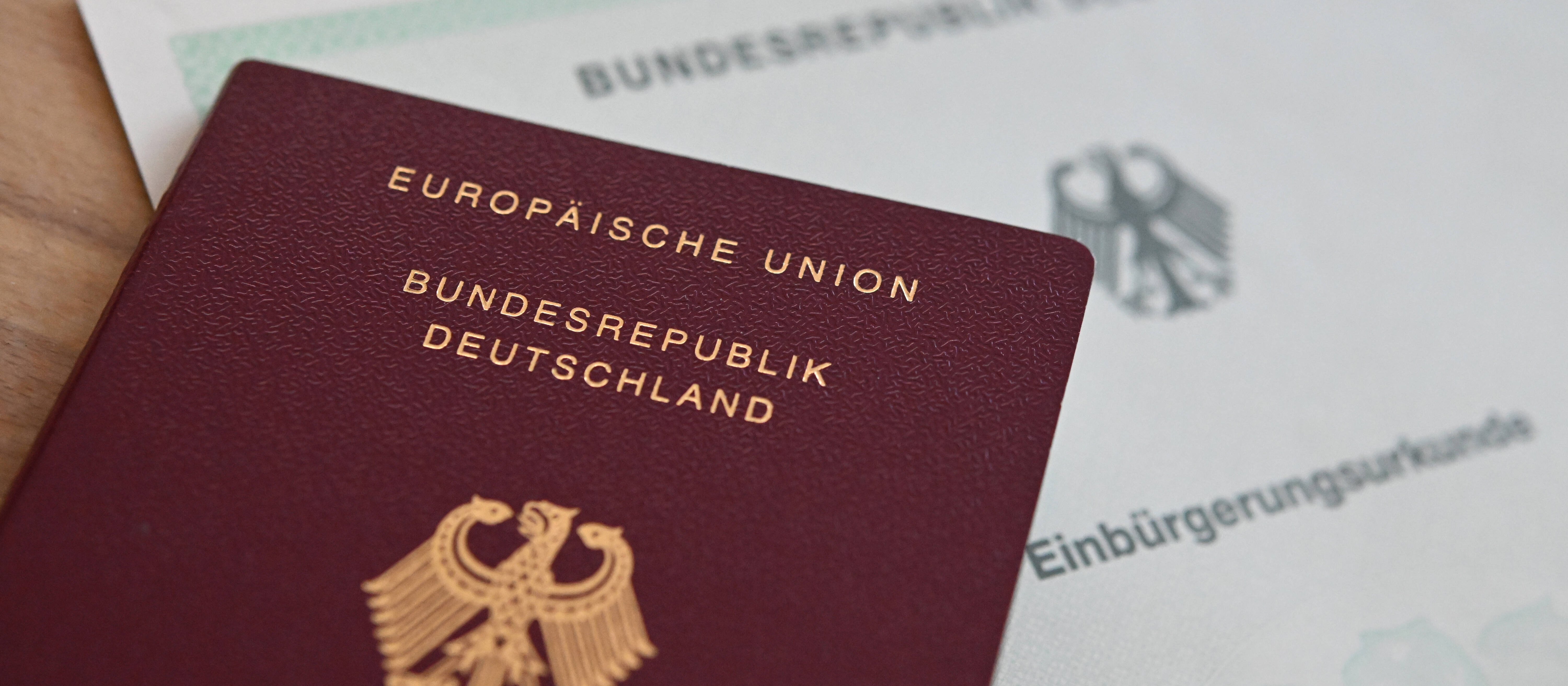 Jeden turysta, dwa paszporty na różne kraje? To możliwe – przyznaje niemiecki sąd