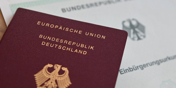 Jeden turysta, dwa paszporty na różne kraje? To możliwe – przyznaje niemiecki sąd