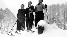 Andrzej Marusarz (z lewej), Stanisław Marusarz i Bronisław Czech (z prawej) podczas treningu.