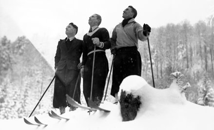 Andrzej Marusarz (z lewej), Stanisław Marusarz i Bronisław Czech (z prawej) podczas treningu.