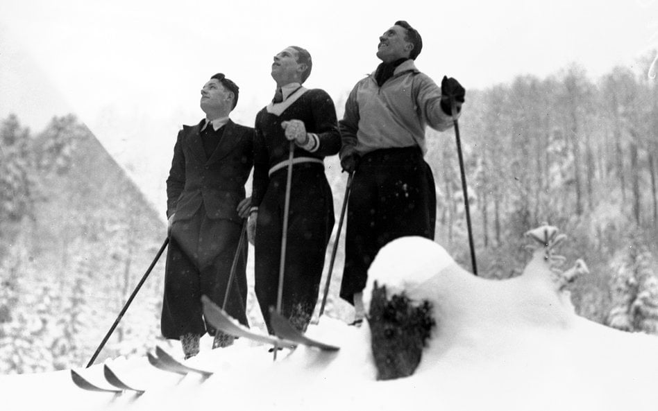 Andrzej Marusarz (z lewej), Stanisław Marusarz i Bronisław Czech (z prawej) podczas treningu.