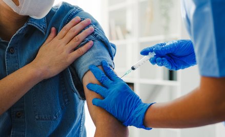 Lekarz ma być szczepiony, ale nie musi tego udowodnić