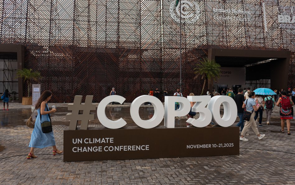 Tegoroczny szczyt odbywa się dekadę po podpisaniu przełomowego porozumienia paryskiego, jego sygnata