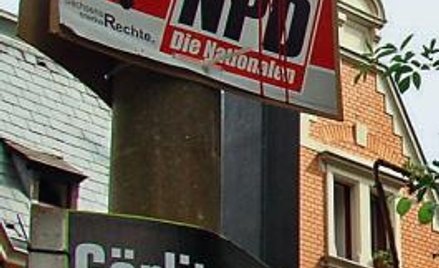 Mieszkańcy Görlitz, oburzeni antypolską kampanią NPD (u góry), wywiesili 400 plakatów potępiających 