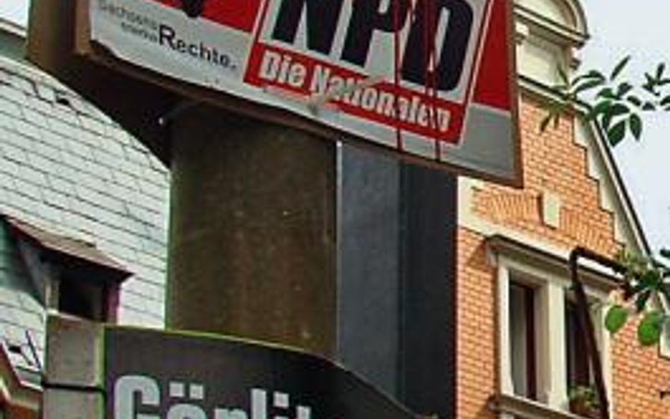 Mieszkańcy Görlitz, oburzeni antypolską kampanią NPD (u góry), wywiesili 400 plakatów potępiających 