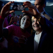 Hillary Clinton, prowadząca w sondażach kandydatów Partii Demokratycznej, robi sobie zdjęcie ze swoj