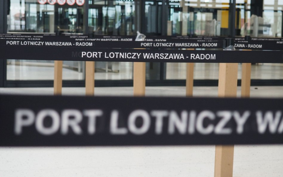 Spada liczba pasażerów korzystających z lotniska w Radomiu