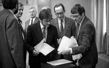 Ekipa odpowiedzialna w rządzie Tadeusza Mazowieckiego za plan Balcerowicza, czyli (od lewej): Jerzy 