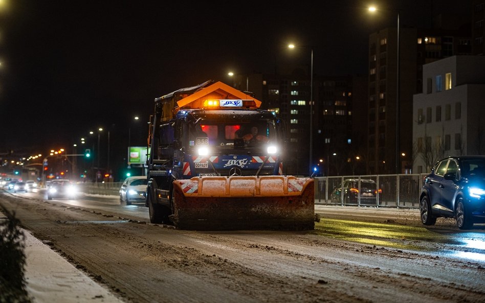 Po godzinie 15 wysłano 170 pospywarek na 1500 km ulic, którymi kursują autobusy
