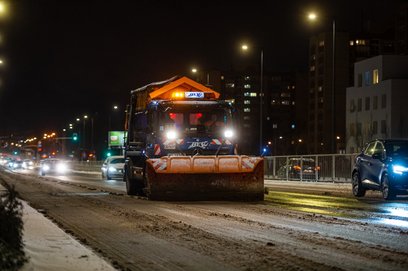Po godzinie 15 wysłano 170 pospywarek na 1500 km ulic, którymi kursują autobusy
