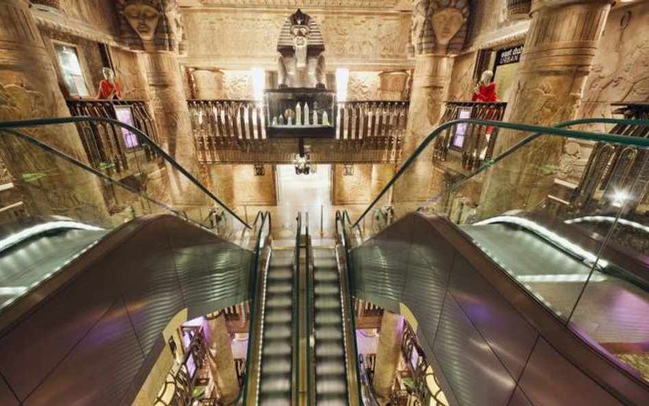 Żony rosyjskich bogaczy potrafią w czasie jednych zakupów wydać w londyńskim Harrodsie kilkadziesiąt