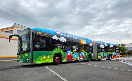 Na stołeczne ulice wyjedzie specjalnie oznakowany, letni autobus