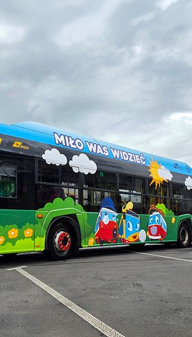 Na stołeczne ulice wyjedzie specjalnie oznakowany, letni autobus