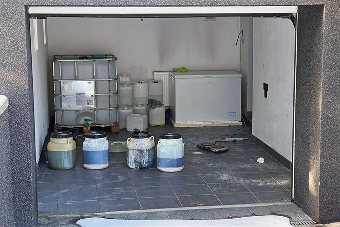 Oprócz gotowych substancji przejęto kilkaset litrów odczynników i prekursorów niezbędnych do syntezy