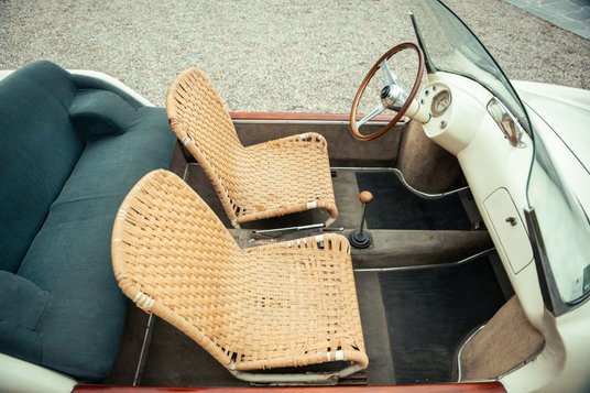 Wnętrze z plecionymi fotelami i pluszową kanapą dowodzi fantazji twórcy.